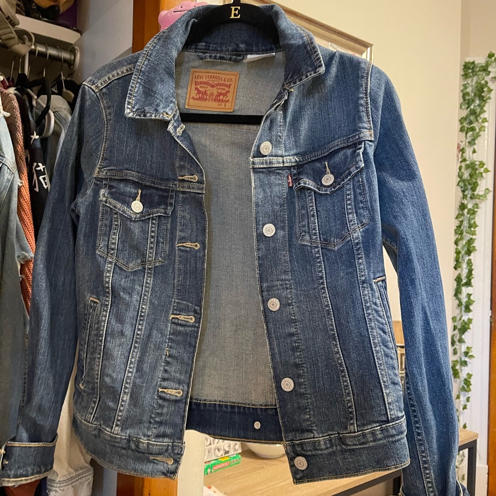 LIKE NEW (Small) Fitted Levi’s Denim Jacket - Medium Blue